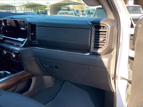 Used 2024 GMC Sierra 1500 SLT image 18