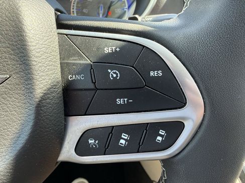 Used 2024 Chrysler Pacifica Touring-L FWD image 12