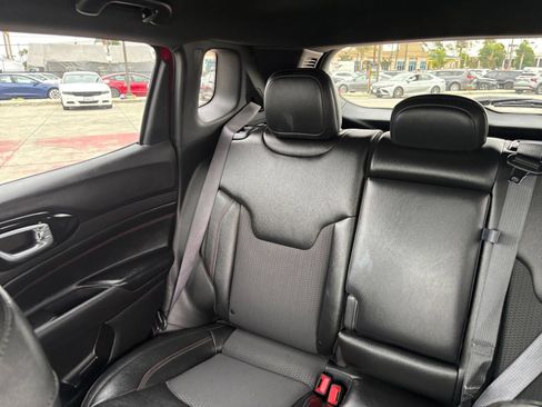 Used 2025 Jeep Compass Trailhawk AWD/4WD image 39