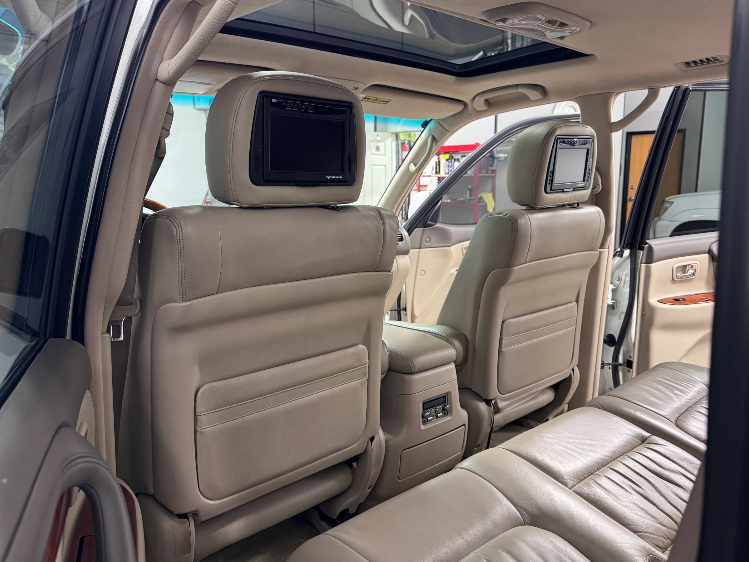 Used 2004 Lexus LX 470 4WD image 18