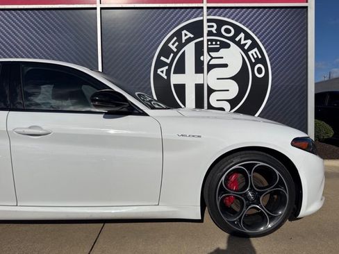 Used 2023 Alfa Romeo Giulia Veloce AWD/4WD image 3