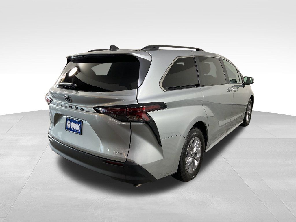 Used 2025 Toyota Sienna XLE FWD image 9