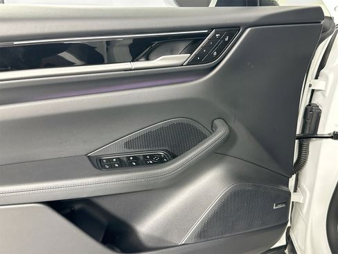 Certified 2025 Porsche Macan Electric image 32