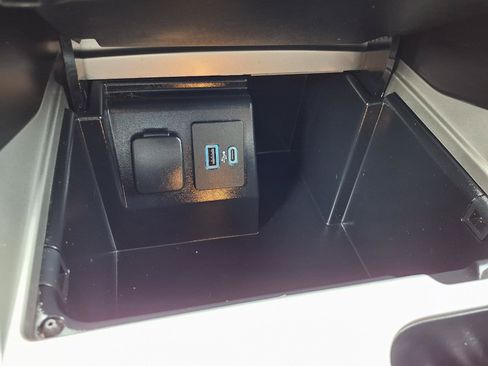 Used 2023 Ford Explorer Limited w/ Equipment Group 301A RWD image 10