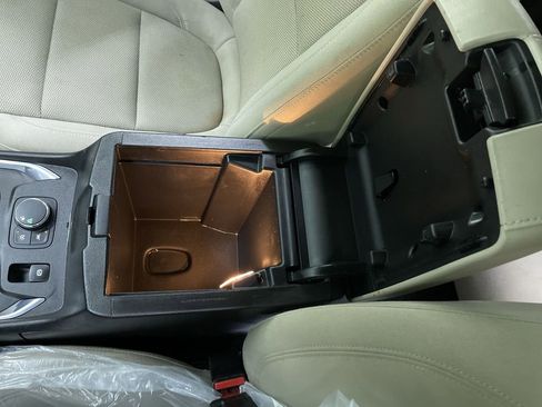 Used 2022 Chevrolet Traverse LS image 24