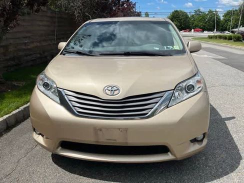 Used 2011 Toyota Sienna XLE AWD/4WD image 2