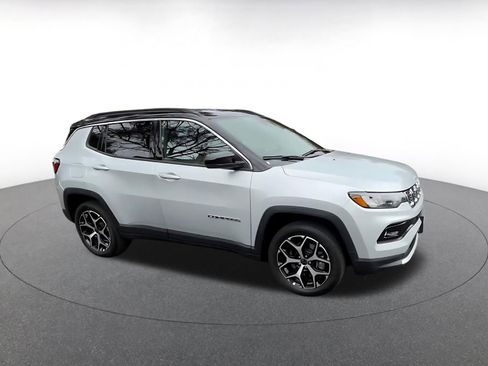 Used 2025 Jeep Compass Limited image 2