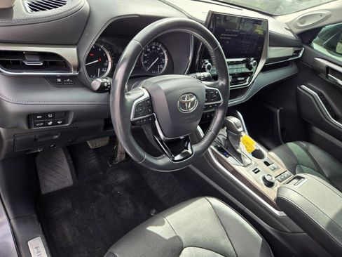 Used 2021 Toyota Highlander Limited image 12