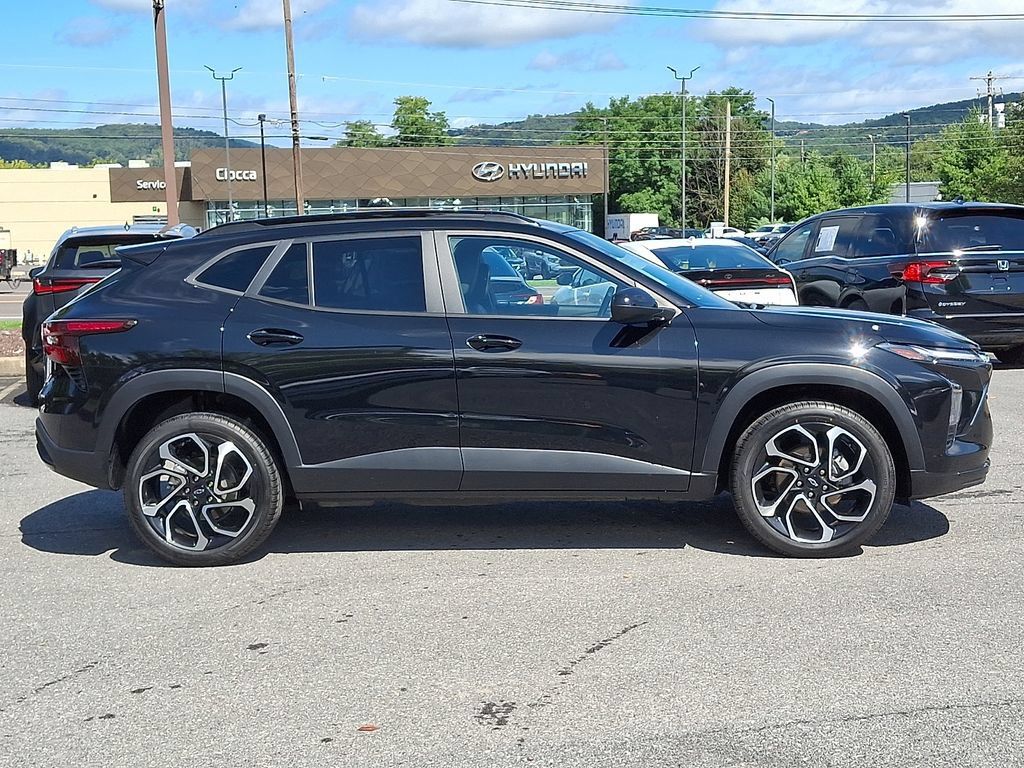 Used 2024 Chevrolet Trax RS w/ Driver Confidence Package FWD image 9