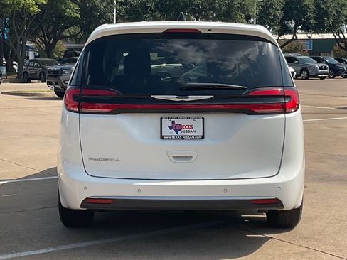 Used 2024 Chrysler Pacifica Touring-L FWD image 5
