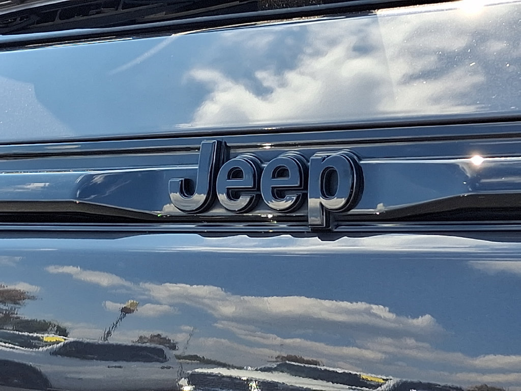 Used 2024 Jeep Grand Cherokee Limited w/ Black Appearance Package AWD/4WD image 31
