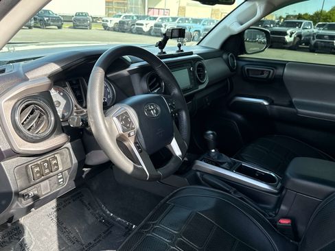 Used 2017 Toyota Tacoma SR5 w/ Tow Package AWD/4WD image 10