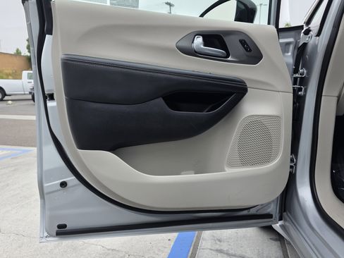 Certified 2024 Chrysler Pacifica Touring-L image 12