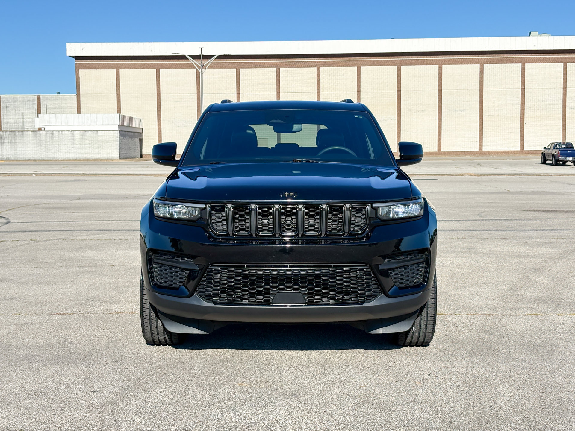 Used 2023 Jeep Grand Cherokee Altitude AWD/4WD image 3