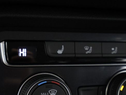 Used 2020 Volkswagen Tiguan SE image 47