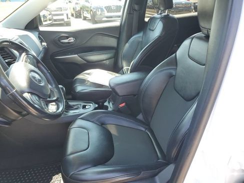 Used 2020 Jeep Cherokee Latitude Plus w/ Cold Weather Group AWD/4WD image 17