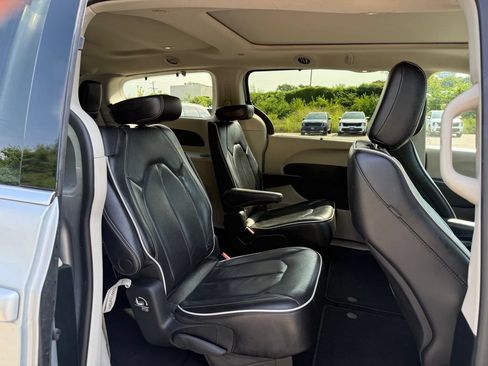 Used 2023 Chrysler Pacifica Limited FWD image 18