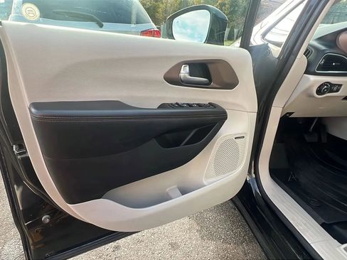 Used 2019 Chrysler Pacifica Touring-L Plus image 23