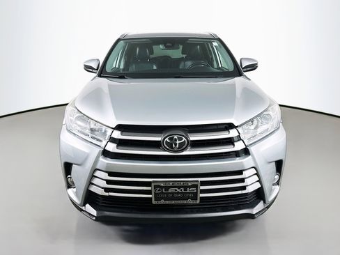 Used 2019 Toyota Highlander XLE image 2