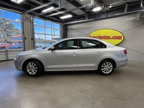 Used 2013 Volkswagen Jetta SE image 2