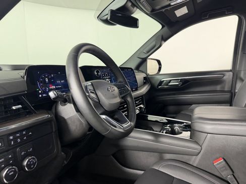 Used 2025 Chevrolet Suburban Z71 image 22