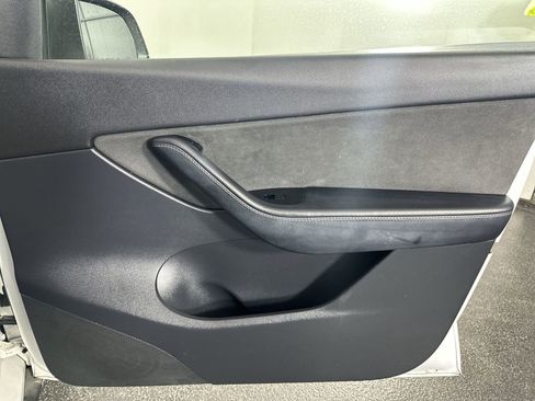 Used 2020 Tesla Model Y Long Range image 36