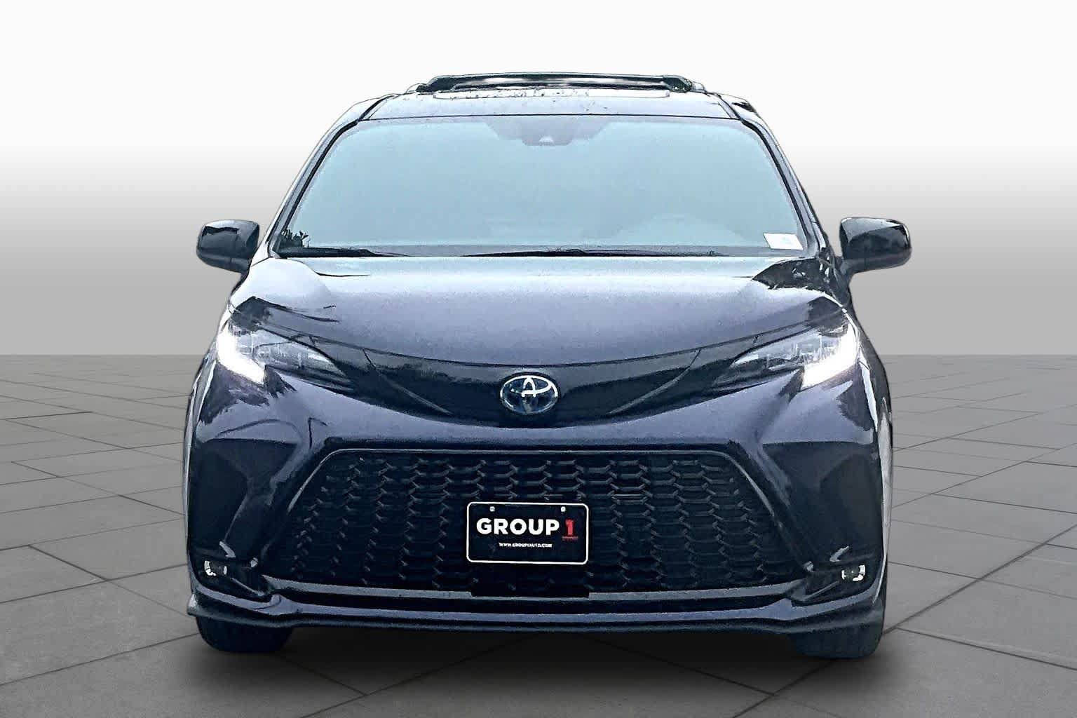 Used 2025 Toyota Sienna XSE w/ XSE Plus Package AWD/4WD image 4