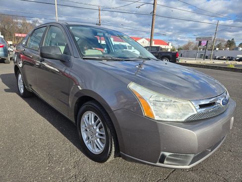 Used 2011 Ford Focus SE image 4