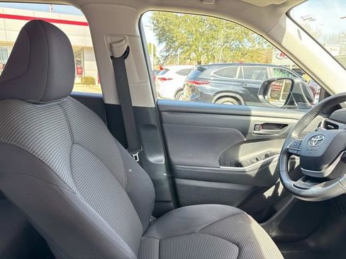 Used 2024 Toyota Highlander LE image 16