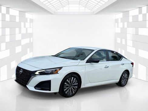 Certified 2025 Nissan Altima 2.5 SV FWD image 3