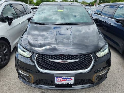 New 2025 Chrysler Pacifica Select image 2