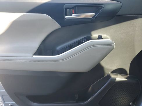 Certified 2020 Toyota Highlander XLE FWD image 19