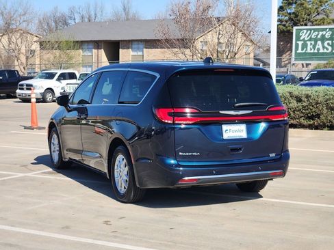 Used 2023 Chrysler Pacifica Touring-L image 5