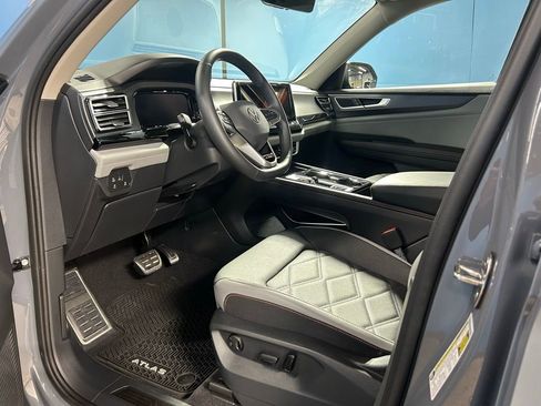 Used 2024 Volkswagen Atlas Peak Edition SE AWD/4WD image 13