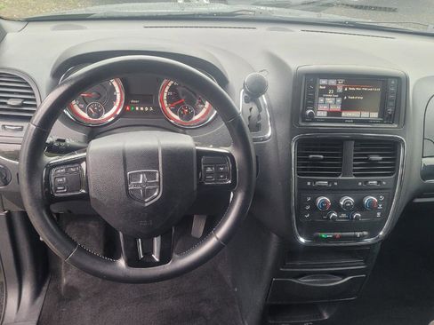 Used 2017 Dodge Grand Caravan SE FWD image 14