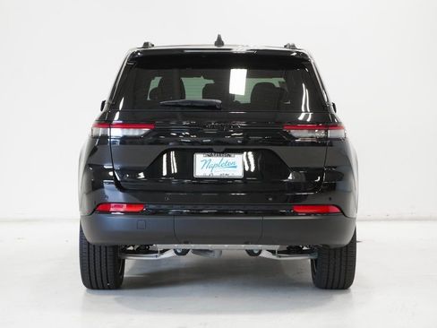 Used 2024 Jeep Grand Cherokee Altitude image 6