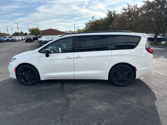 Used 2025 Chrysler Pacifica Limited FWD image 6