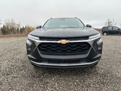 Used 2025 Chevrolet Trax LT FWD image 3