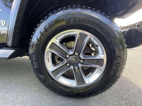 Used 2018 Jeep Wrangler Unlimited Sahara AWD/4WD image 10