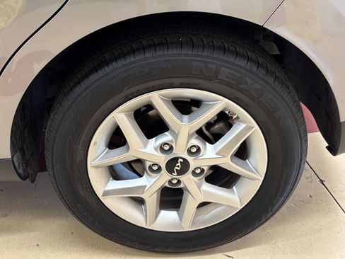 Used 2025 Kia Soul LX w/ LX Technology Package FWD image 23