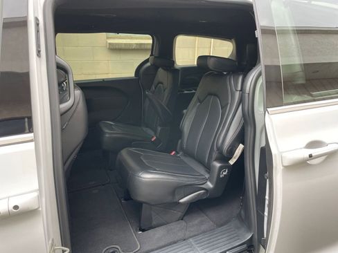 Used 2025 Chrysler Pacifica Select image 28