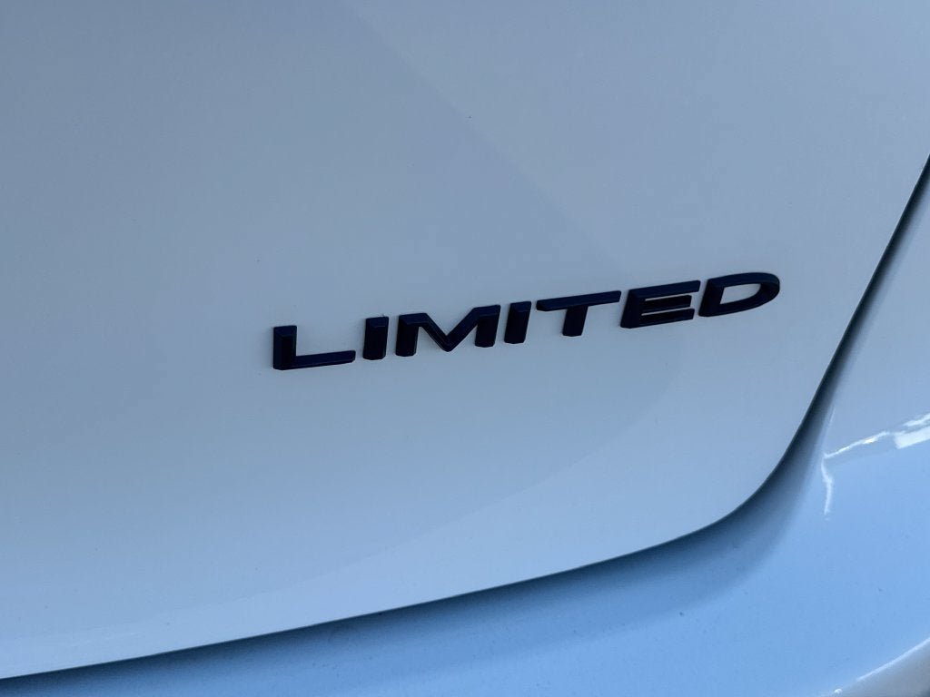 Used 2025 Chrysler Pacifica Limited FWD image 6