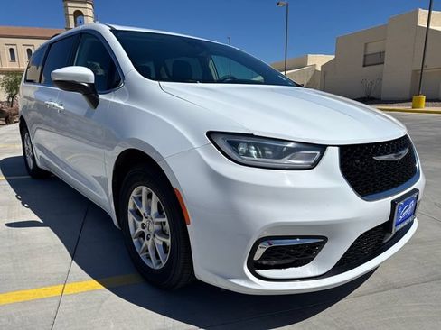 Used 2023 Chrysler Pacifica Touring-L FWD image 7