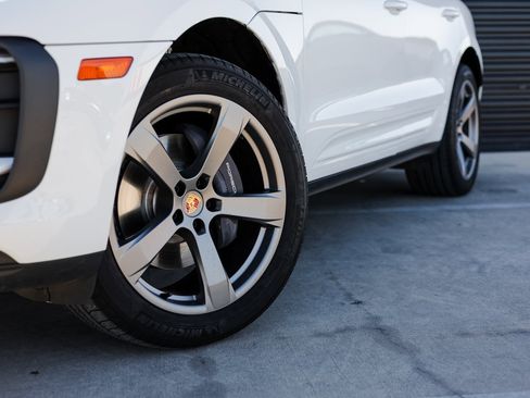 Certified 2025 Porsche Macan image 12