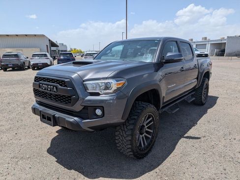 Used 2017 Toyota Tacoma TRD Off-Road w/ Premium & Technology Package AWD/4WD image 1