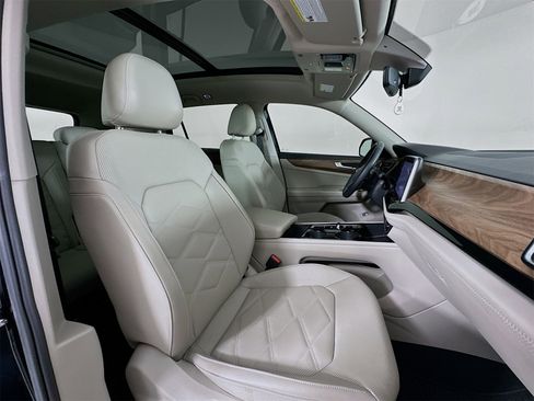 Used 2024 Volkswagen Atlas SE image 31