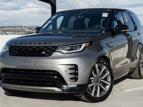 Used 2025 Land Rover Discovery Dynamic SE image 1