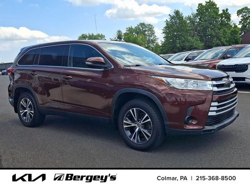 Used 2019 Toyota Highlander LE AWD/4WD image 3