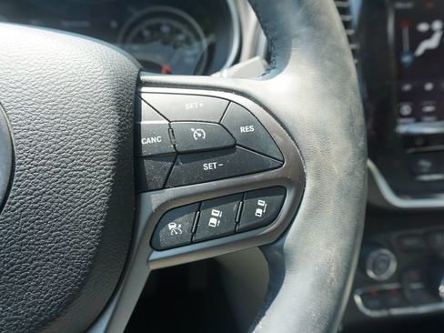 Used 2019 Jeep Cherokee Limited w/ Technology Group FWD image 9