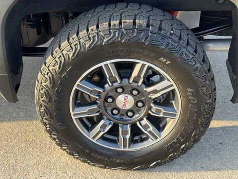 Used 2025 GMC Sierra 1500 AT4 AWD/4WD image 9